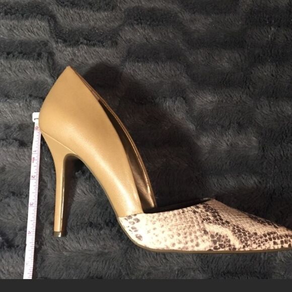 BCBG Snakeskin Embossed Pointy Toe High Heel 9B - Picture 4 of 10